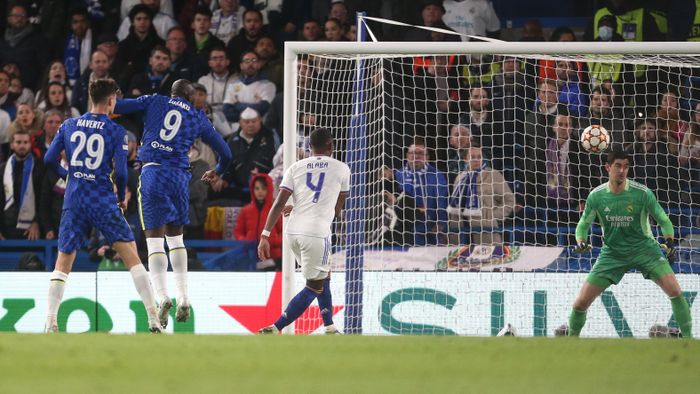 Tình huống đánh đầu ra ngoài của Lukaku trong trận đấu lượt đi gặp Real Madrid. Ảnh: Reuters.
