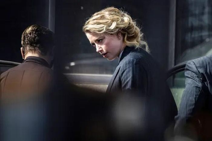 Johnny Depp và Amber Heard xuất hiện trước cửa tòa án. Ảnh: Getty.