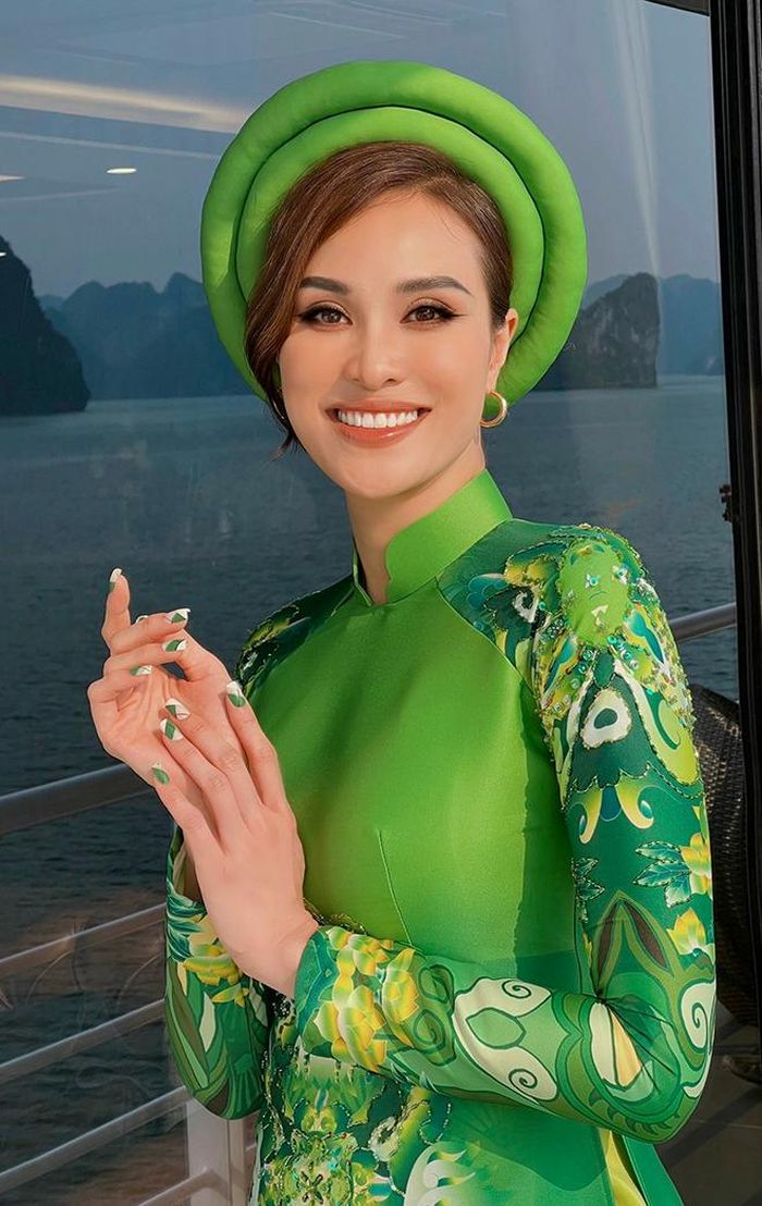 Phương Mai dịu dàng với áo dài của NTK Vũ Lan Anh