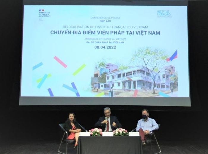 Buổi công bố chuyển địa điểm với sự tham gia của ông Nicolas Warnery - Đại sứ Pháp tại Việt Nam (ở giữa), bà Sophie Maysonnave - Giám đốc Viện Pháp Việt Nam và ông Thierry Vergon - Giám đốc Viện Pháp Hà Nội