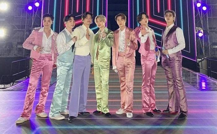 Ảnh BTS với trang phục của stylist cũ