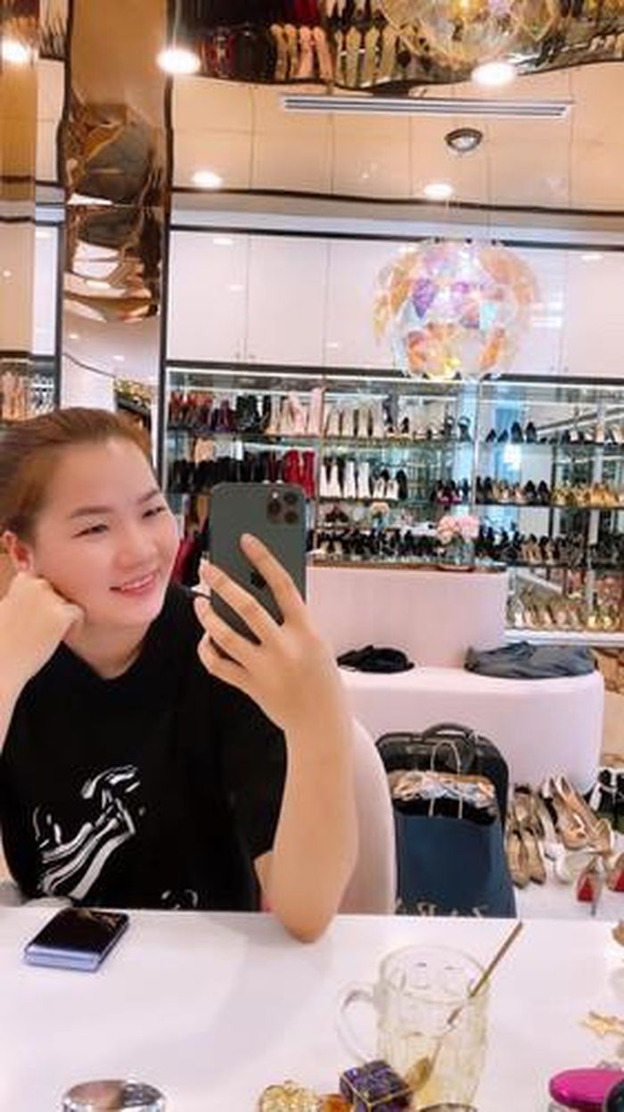 Không chỉ "chăm sóc" cho các bé túi hiệu của Ngọc Trinh, trong các cuộc ăn chơi của nữ hoàng nội y lúc nào cũng phải có sự góp mặt của Thúy Kiều.