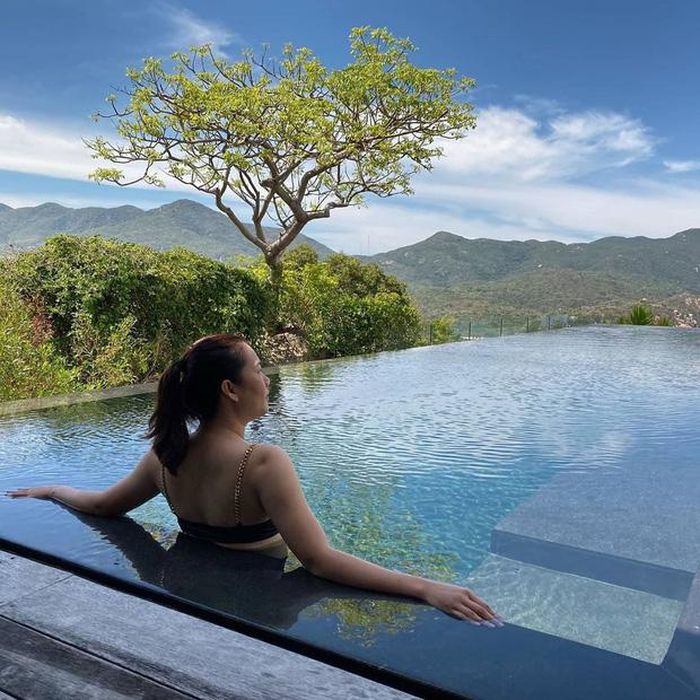 Không chỉ thế, cô còn tích cực lăng xê, hỗ trợ cho trợ lý phát triển sự nghiệp riêng, đóng quảng cáo, đóng phim.