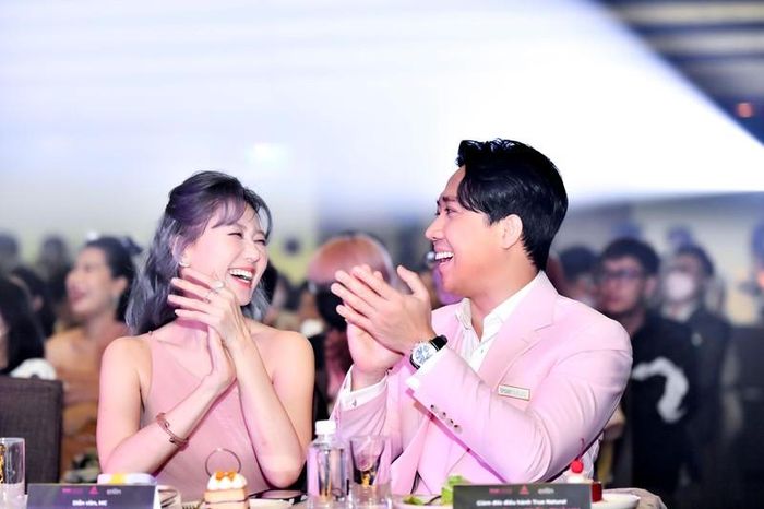 Trong khi đó, Trấn Thành bày tỏ sự trăn trở, muốn làm gì đó cho phụ nữ Việt Nam. Phim “Mai” nghệ sĩ đang thực hiện cũng nhằm để khán giả ra rạp yêu thương phụ nữ hơn. Anh nhắc nhở phụ nữ nên kiểm tra sức khỏe của mình đều đặn, nhất là nguy cơ u xơ cổ tử cung ở phụ nữ Việt khá cao. Nêu quan điểm về quảng cáo sản phẩm, MC nói: “Là nghệ sĩ, tôi không bán rẻ uy tín của mình trong 16 năm làm nghề để quảng bá sản phẩm kém chất lượng”.
