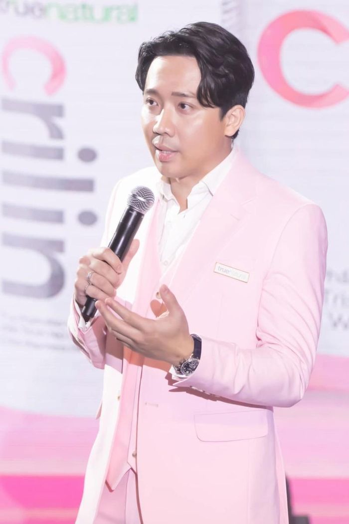 Cũng theo Trấn Thành, nhiều phụ nữ hay xin bí quyết giữ chồng. Tuy nhiên, Trấn Thành cho rằng, phụ nữ đẹp nhất khi thấy mình có giá. “Tôi nghĩ người ta chỉ giữ khi sắp mất. Nhưng vì sao lại là 'giữ' thay vì 'Làm sao để em thu hút chồng/bạn trai của mình?'. Vợ tôi không bao giờ giữ chồng, nhưng làm tôi phải 'bò theo' bằng cách đẹp mỗi ngày, giỏi mỗi ngày. Cô ấy rất thú vị. Theo tôi, chúng ta nên giữ nhau bằng chính con người của mình và tốt hơn mỗi ngày”.