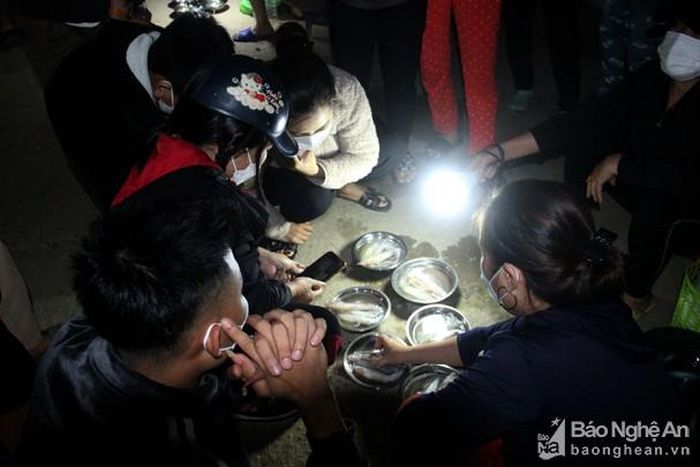 Chị Nguyễn Thị Vân, phường Nghi Thủy cho biết: Gia đình làm nghề câu mực bằng thuyền thúng, chồng ra khơi, vợ ở nhà bán mực. Từ 4 giờ chiều bắt đầu xuất phát đến 7 - 8 giờ đêm trở về, cập bến là đưa mực ra bán luôn nên đảm bảo tươi ngon. Tùy vào số lượng mực câu được và khách mà chúng tôi thường bán từ 7 giờ tối đến 12 giờ khuya mới về. Có những hôm đông khách, mực không đủ bán, thu nhập của gia đình cũng được 1 triệu đồng/đêm. Ảnh: Q.A