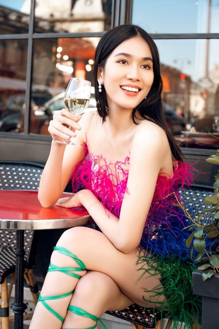 Không chỉ được chiêm ngưỡng show diễn của nhà mốt cao cấp tại Paris Fashion Week 2022, Phương Anh còn có cơ hội đến thăm cửa hàng, thử những trang phục mới nhất và gặp gỡ nhà thiết kế nổi tiếng Elie Saab. (Ảnh: CTV/Vietnam+)