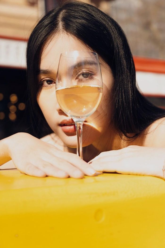 Trong loạt hình ảnh này, cô nàng diện trang phục của nhà thiết kế Lê Thanh Hòa với màu sắc và kiểu dáng bắt mắt. (Ảnh: CTV/Vietnam+)