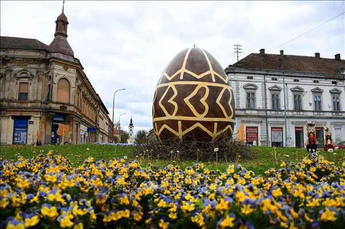 Trứng Phục sinh khổng lồ được trưng bày đón Lễ Phục sinh tại Bjelovar, Croatia, ngày 9/4/2022. Ảnh: THX/TTXVN