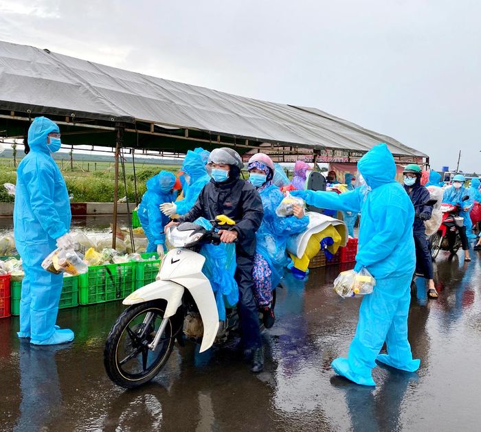 Hàng trăm suất quà được các doanh nhân trao tặng cho người dân từ vùng dịch về khi đi qua địa phận tỉnh Gia Lai. Ảnh: Nghi Khang