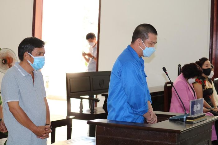  Bị cáo Cung và Sĩ, tại phiên tòa. Ảnh: Minh Anh. 