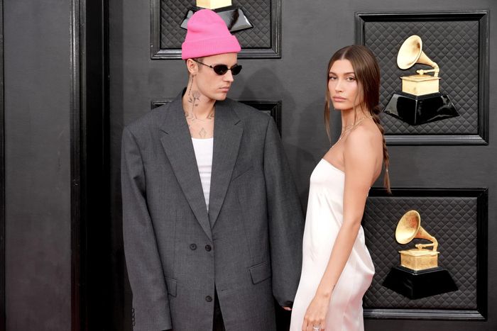 Hailey Bieber dự sự kiện Grammy cùng chồng. Ảnh: Jeff Kravitz.