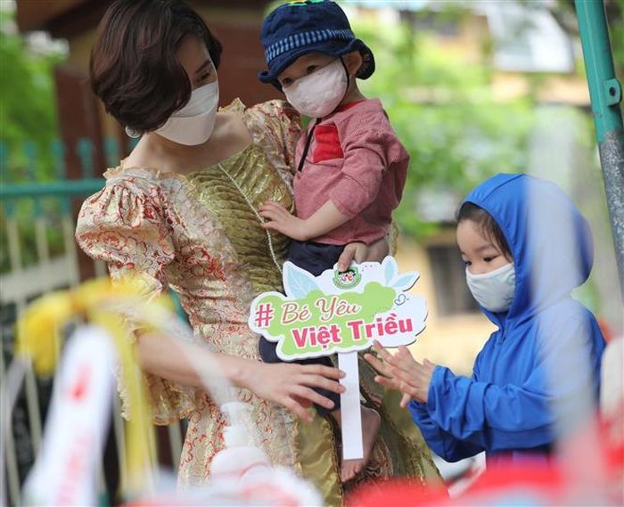 Chia tay mẹ, tới trường bé được bàn tay cô chăm sóc, yêu thương. Ảnh: Thanh Tùng - TTXVN