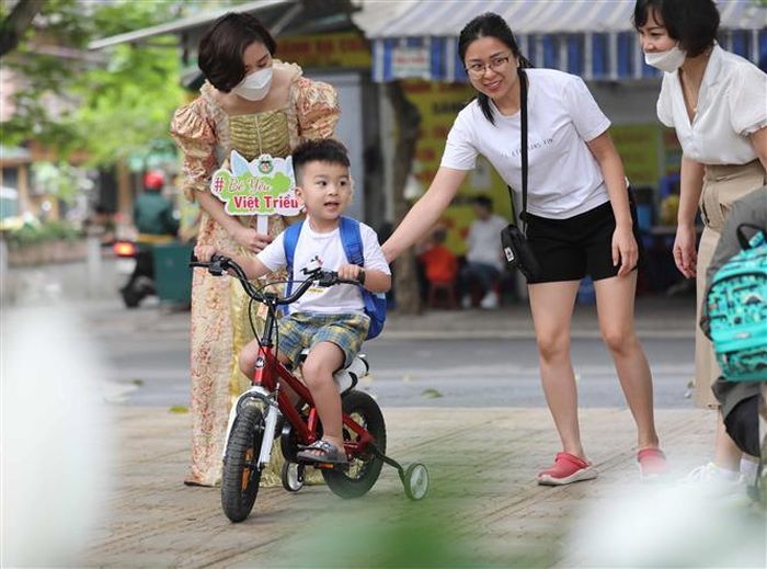 Lâu lắm bé mới đạp xe tới trường. Ảnh: Thanh Tùng - TTXVN