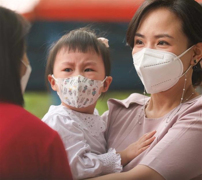 Nước mắt lưng tròng, bé còn bỡ ngỡ trong ngày đầu tới lớp. Ảnh: Thanh Tùng - TTXVN