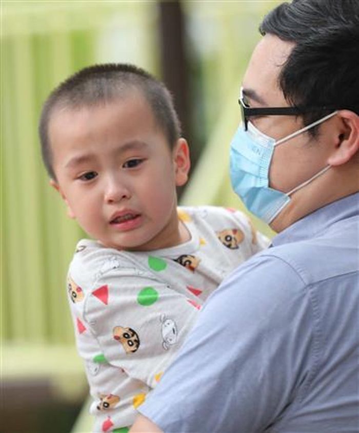 Nước mắt lưng tròng, bé còn bỡ ngỡ trong ngày đầu tới lớp. Ảnh: Thanh Tùng - TTXVN