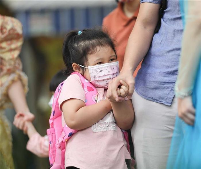 Tới trường vui lắm nhưng vẫn phải e ấp một chút. Ảnh: Thanh Tùng - TTXVN