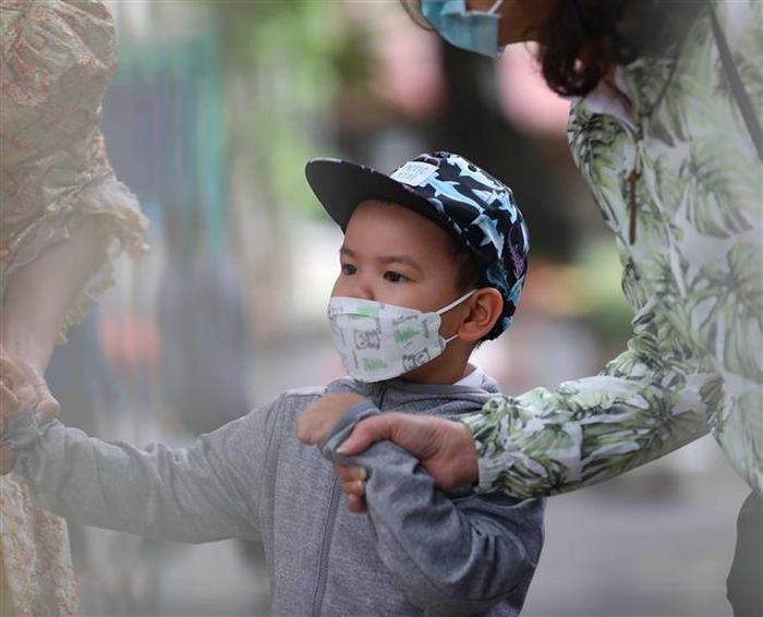 Dời bàn tay mẹ, tới trường bé được bàn tay cô chăm sóc, yêu thương. Ảnh: Thanh Tùng - TTXVN