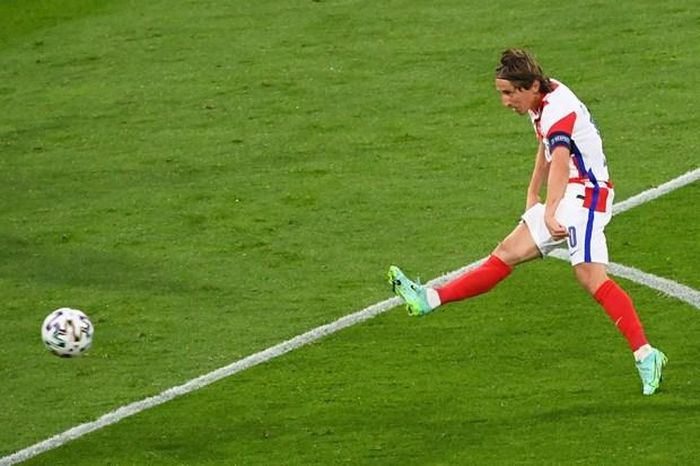 Modric ghi bàn bằng Trivela tại EURO 2020
