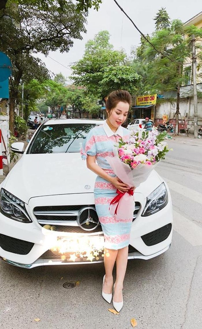 Trên trang cá nhân của mình, Minh Hương tự hào chia sẽ: “Nhỏ thôi nhưng là của mình. Chào đón em bằng cả trái tim và chúng ta sẽ nhanh chóng hoàn thiện để cùng bên nhau nhé”.