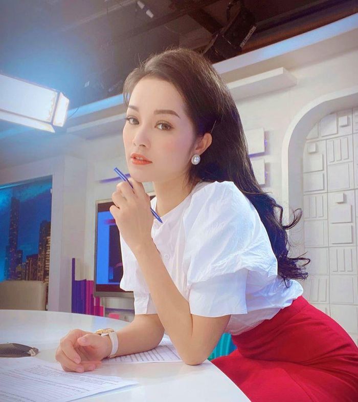 Được biết căn hộ mới của Minh Hương thuộc dự án chung cư có tiếng ở Hà Nội, đây là căn hộ đập thông từ hai căn chung cư với tổng diện tích 120m2 được thiết kế tinh tế với gam màu nâu và xám theo style đơn giản, hiện đại.