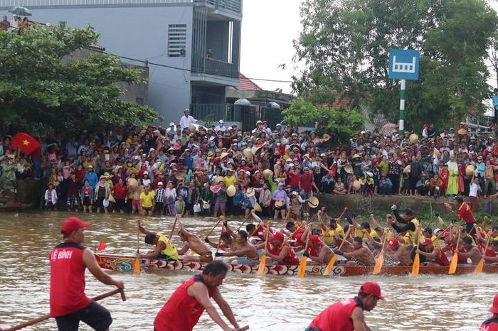 Lễ hội bơi đua thuyền truyền thống trên sông Kiến Giang được công nhận là di sản văn hóa phi vật thể quốc gia cũng góp phần thu hút du khách vào đầu tháng 9.