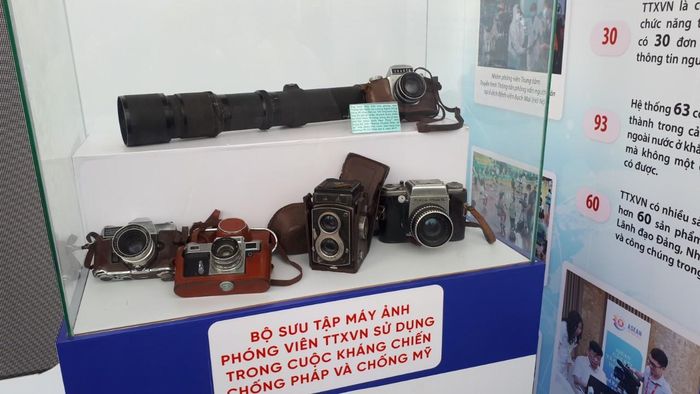 Trưng bày hiện vật tại gian giới thiệu của TTXVN.
