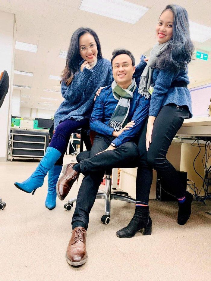Lên sóng ít khi quay chụp phần thân dưới nên đâu ai ngờ, cô có nhiều đôi boots màu sắc như thế này.