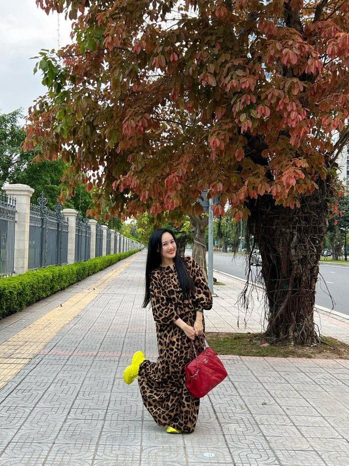 Nhưng điều đặc biệt nhất khung hình không phải là chiếc flap bag cỡ đại của Chanel mà lại chính là đôi giày sặc sỡ của Hoài Anh.