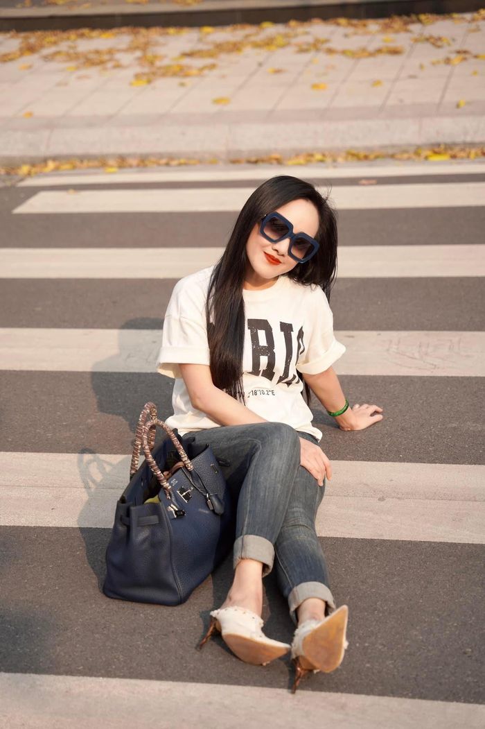 Mới đây, bóng hồng vừa "thắp sáng" mạng xã hội với combo áo phông sơ vin quần jeans. 