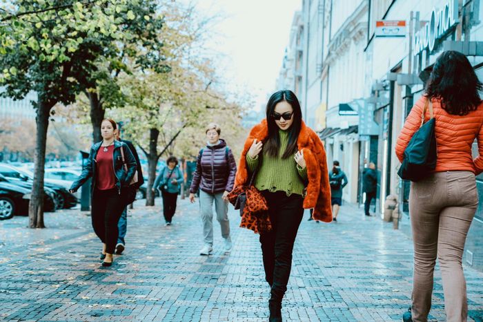 Vào mùa đông, dân tình thường phủ sóng tủ đồ với những item màu trầm thì Hoài Anh lại nổi bần bật với gout thẩm mỹ đặc biệt.