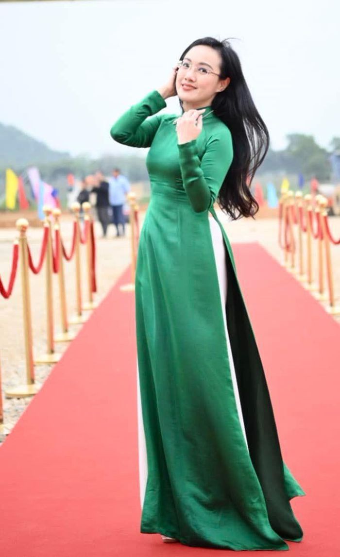 Bước sang tuổi 42, Hoài Anh vẫn khiến người hâm mộ xao xuyến khi thả dáng với áo dài truyền thống trong vai trò MC.