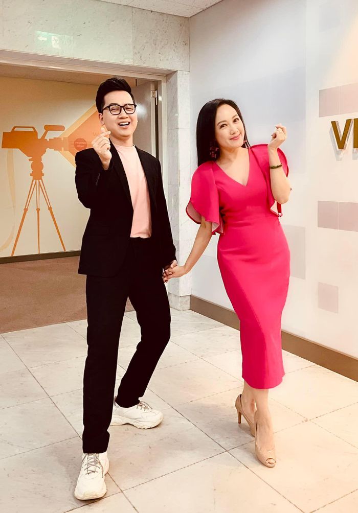 Thời trang công sở đi làm của MC Hoài Anh còn linh hoạt với những combo vest, suit thanh lịch và sang trọng.