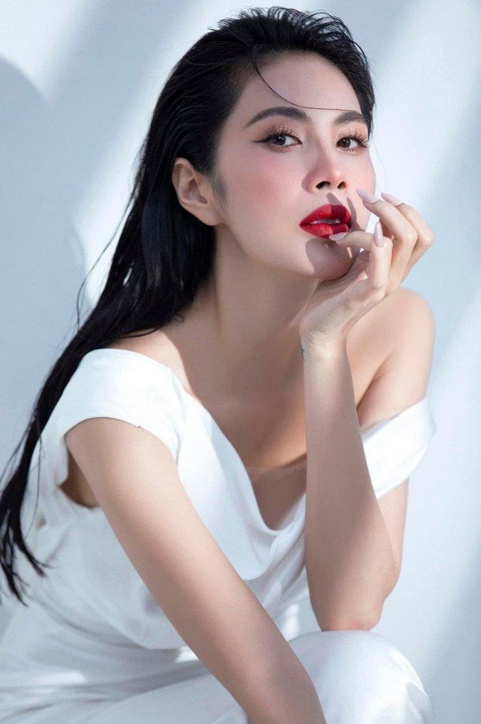Trong những buổi chụp ảnh hay quay hình, đường kẻ này được nữ ca sĩ nhấn nhá hơn để tạo sự sắc sảo. 