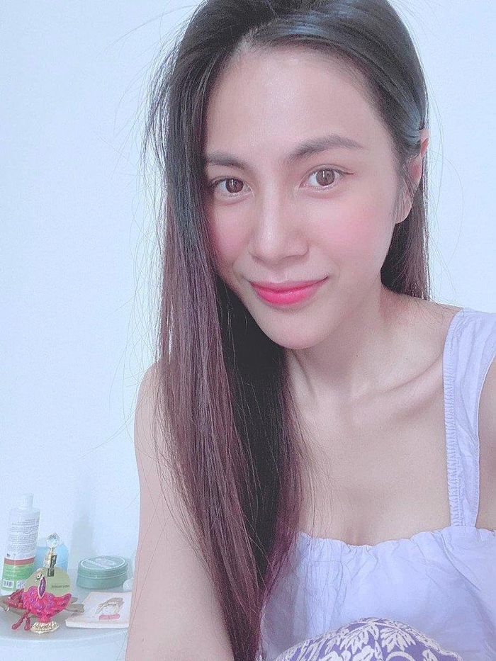 Dù ở nhà, Thủy Tiên vẫn dùng son dưỡng và một chút eyeliner để khóe mắt thêm sâu.