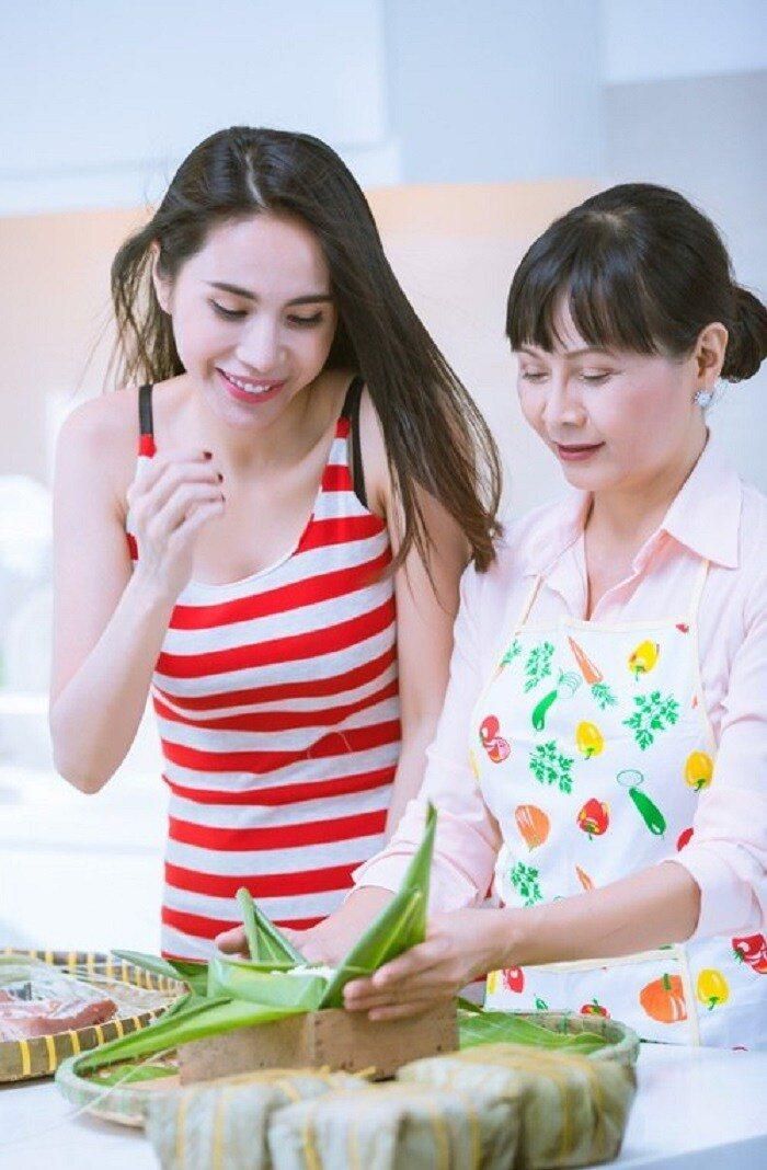 Vào bếp nấu ăn cùng mẹ Thủy Tiên vẫn chinh phục mọi ánh nhìn với phong cách kẻ mắt đơn giản mà hiệu quả. 