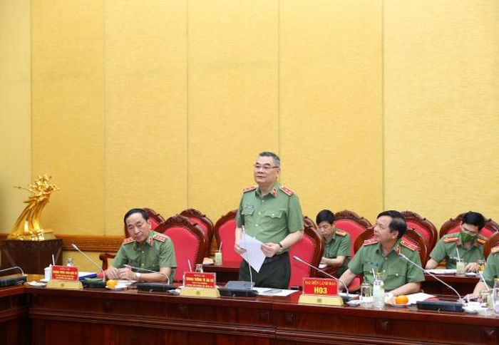 Trung tướng Tô Ân Xô trình bày báo cáo tại buổi làm việc.