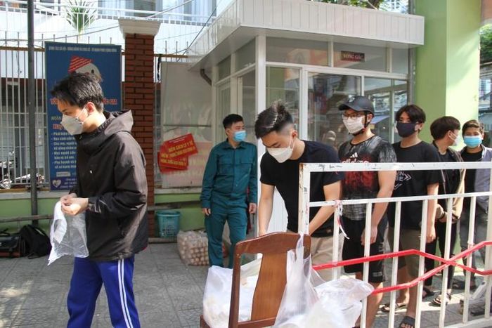 Sinh viên xếp hàng đi chợ 0 đồng. 