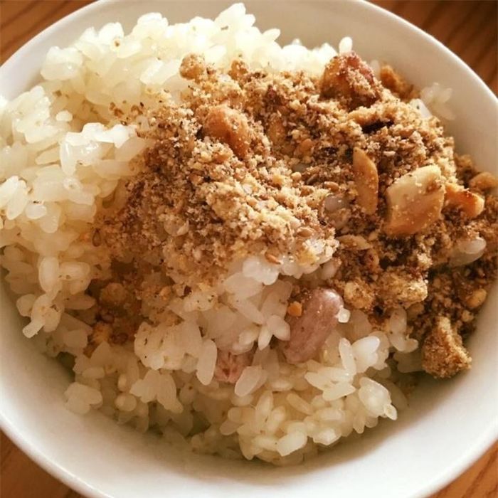 Muối vừng được làm từ vừng, lạc và muối hột giã nhuyễn. (Ảnh minh họa)