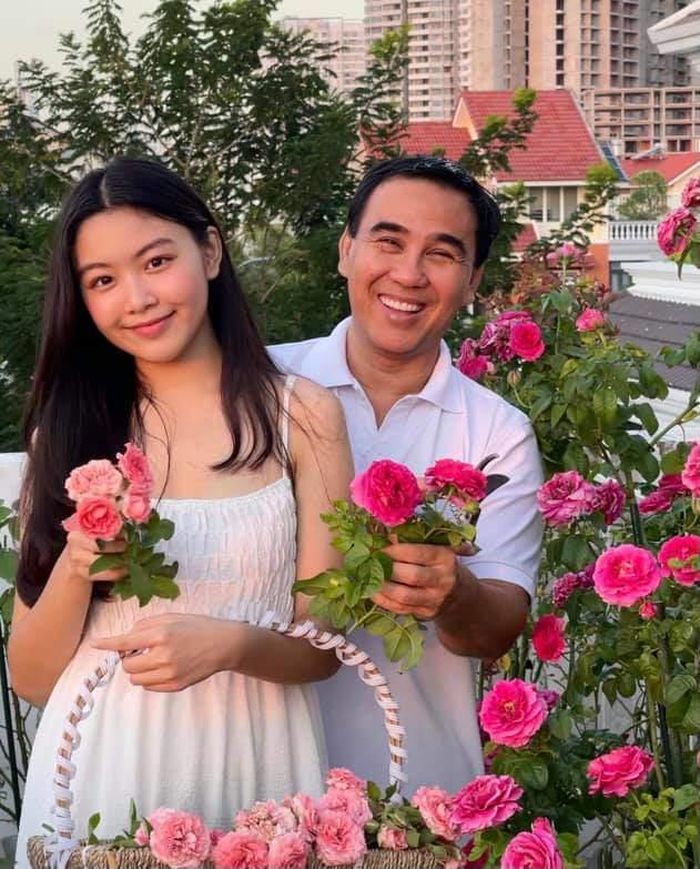 Lọ Lem lại sở hữu gương mặt tròn với những đường nét phúc hậu từ cả cha lẫn mẹ.
