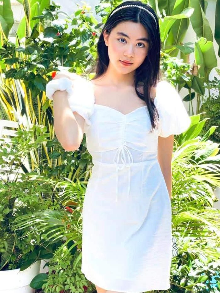 Cô bé cũng là cái tên nhận được sự chú ý từ công chúng chẳng kém chị Lọ Lem.