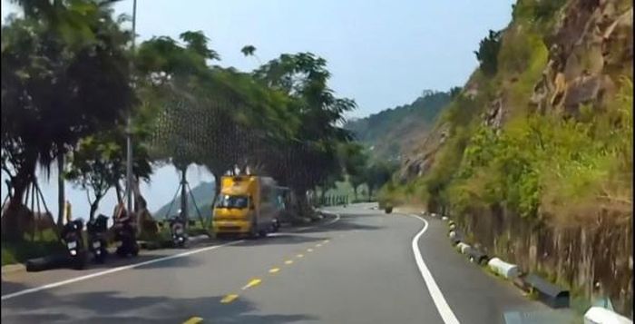 Hiện trường trước và khi xảy ra sự việc sạt lở đá tại điểm tuyến T2, đường ra Bãi Bắc thuộc đường Hoàng Sa (bán đảo Sơn Trà, quận Sơn Trà, Đà Nẵng) vào ngày 14/4. 