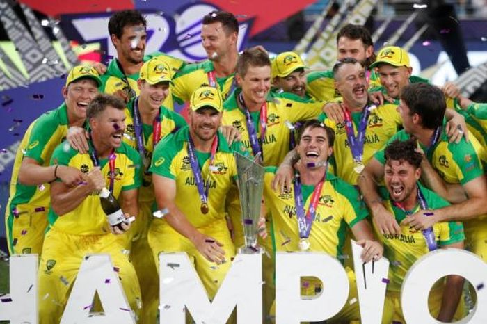 Đội tuyển Australia nhận cúp vô địch giải cricket thế giới 2020.