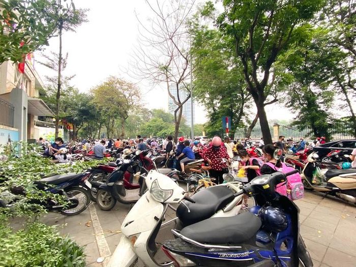Đón được con nhưng loay hoay mãi không về được 