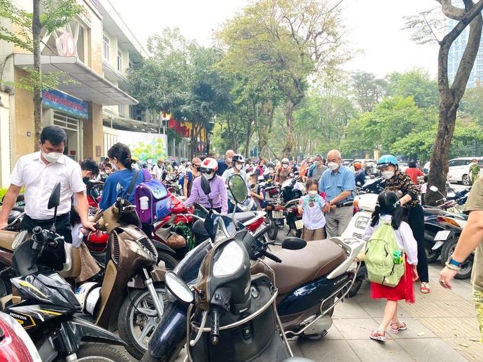 Nhiều xe để trên vỉa hè đến nỗi phụ huynh đón được con không biết phải dắt ra kiểu gì 