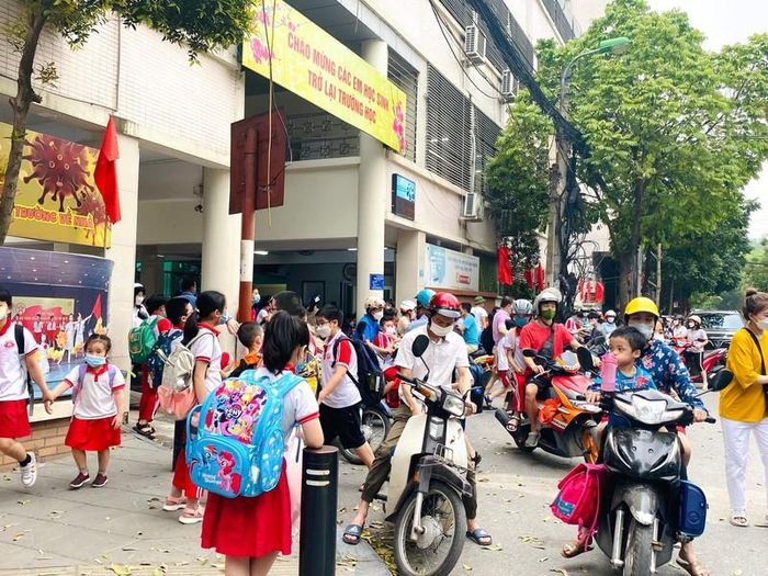 Tình trạng ùn ứ cũng xảy ra tại trường tiểu học Dịch Vọng A, Cầu Giấy, Hà Nội 