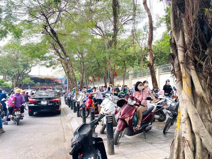 Vì tan làm muộn, phụ huynh này hơn 20 phút rồi vẫn đang "mỏi mắt" chờ con