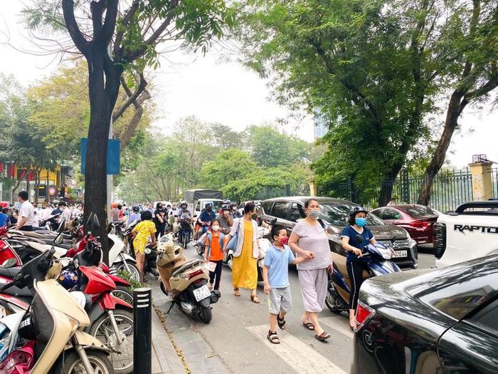 Nhiều phụ huynh chọn đi bộ để đưa con về 
