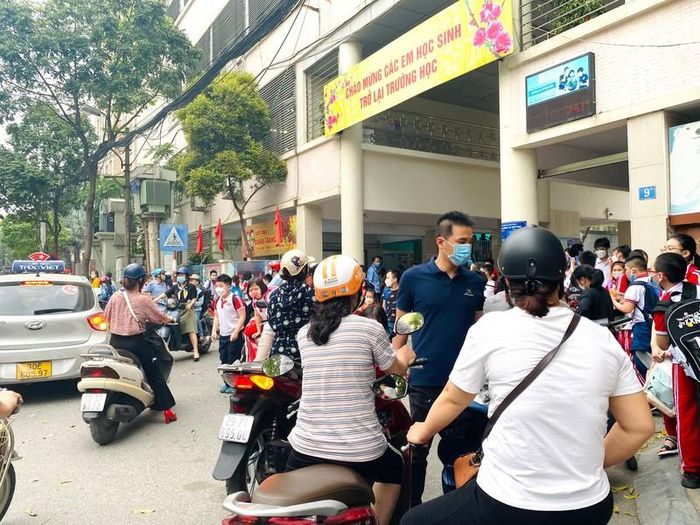 Nhiều cha mẹ vẫn chưa đón được con mặc dù tan học đã lâu 