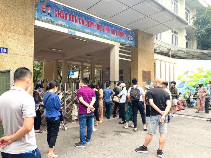 Cha mẹ đứng đợi con từ rất sớm tại cổng Trường tiểu học Nghĩa Tân, Cầu Giấy, Hà Nội 